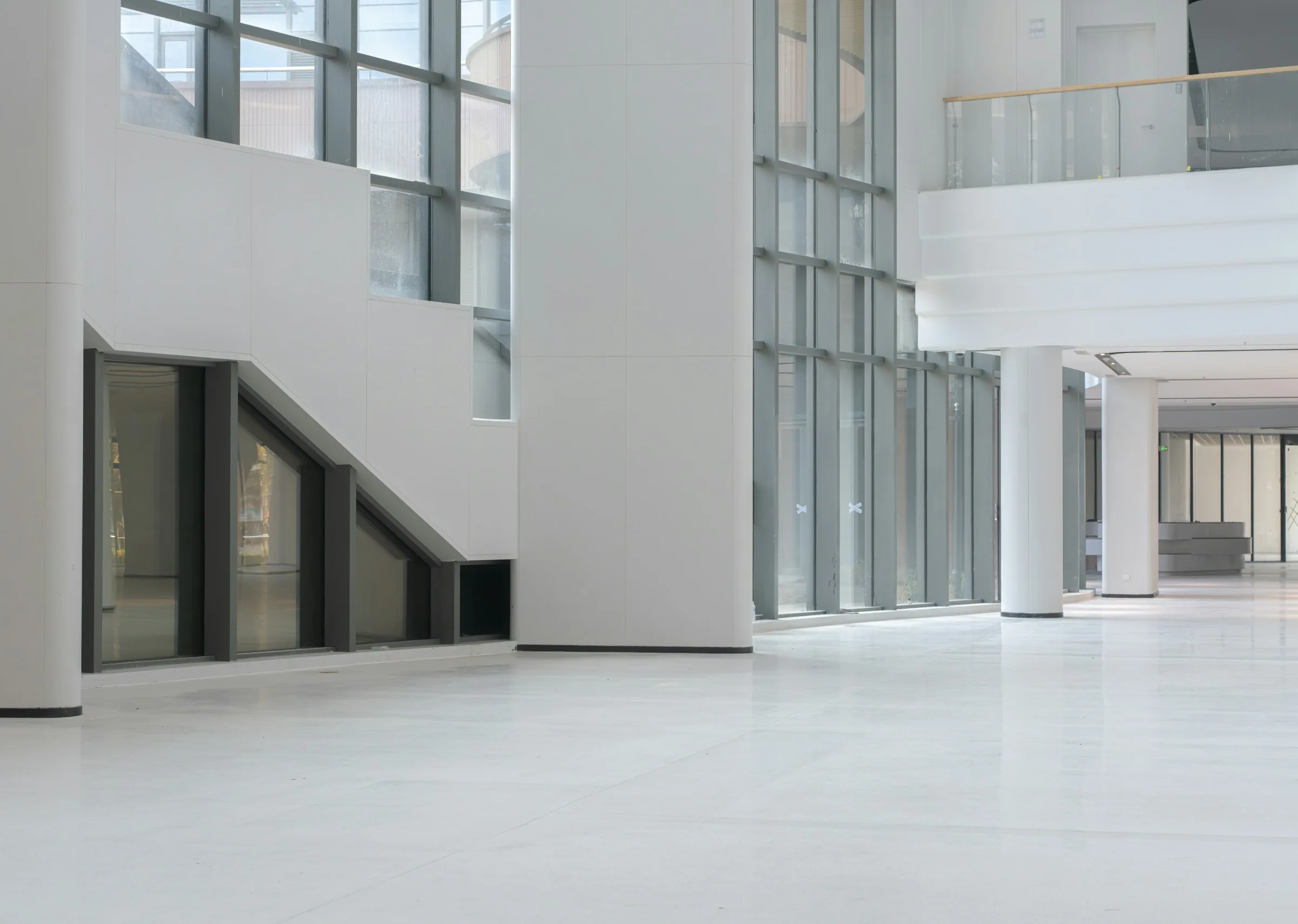 Intérieur de bâtiment clair et lumineux, entretenu